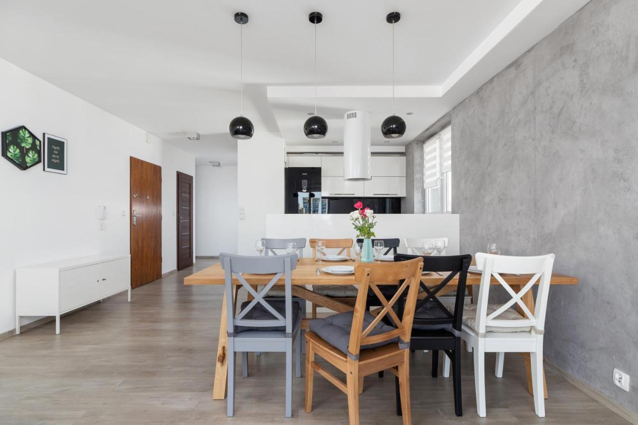 Avia Apartment Three Bedroom Two Balcony Ac & Parking By Noclegi Renters Kraków Zewnętrze zdjęcie