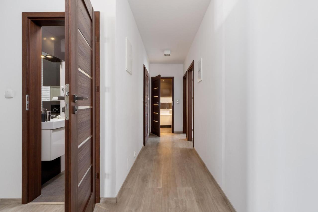 Avia Apartment Three Bedroom Two Balcony Ac & Parking By Noclegi Renters Kraków Zewnętrze zdjęcie