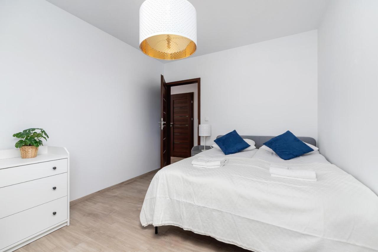 Avia Apartment Three Bedroom Two Balcony Ac & Parking By Noclegi Renters Kraków Zewnętrze zdjęcie