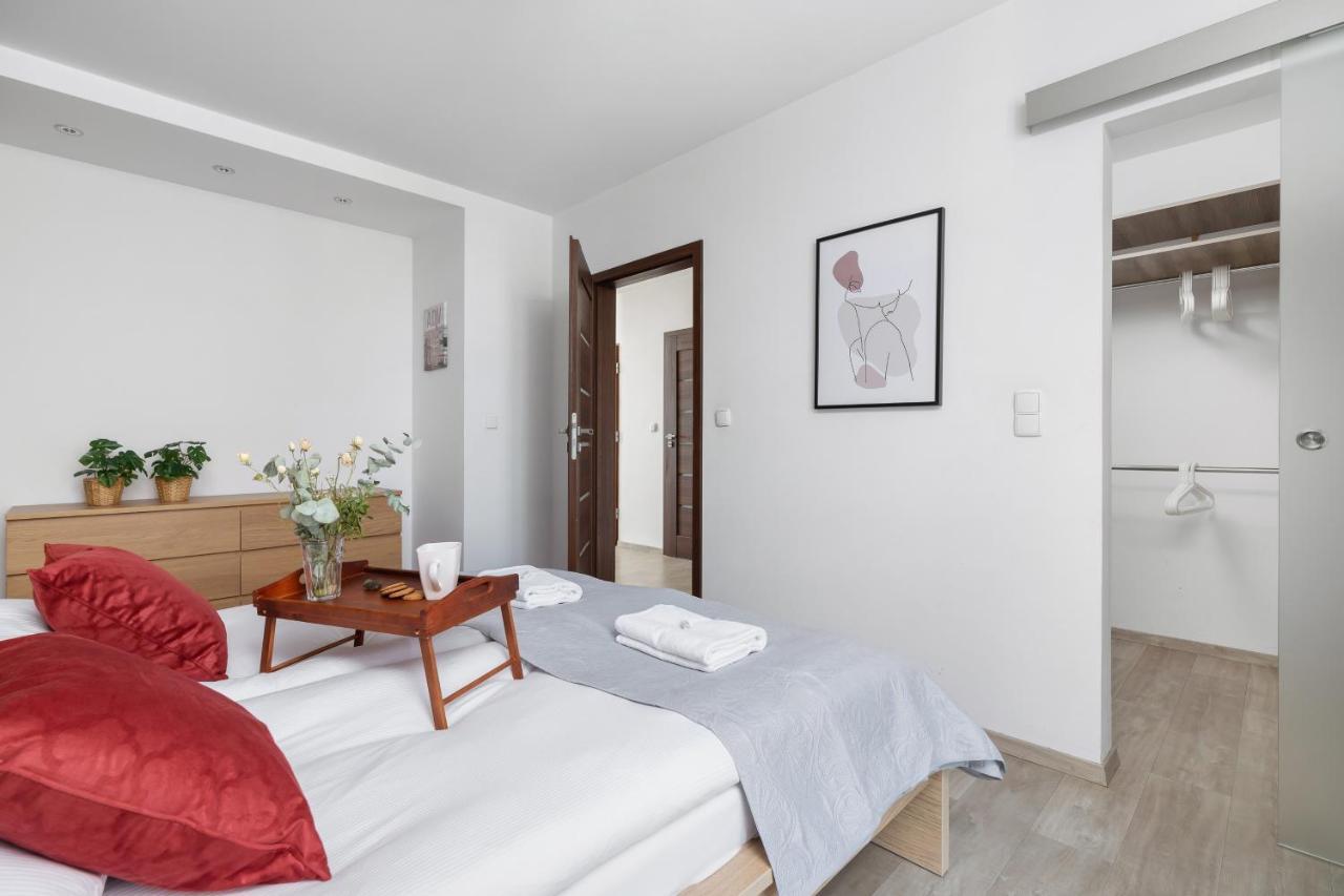 Avia Apartment Three Bedroom Two Balcony Ac & Parking By Noclegi Renters Kraków Zewnętrze zdjęcie