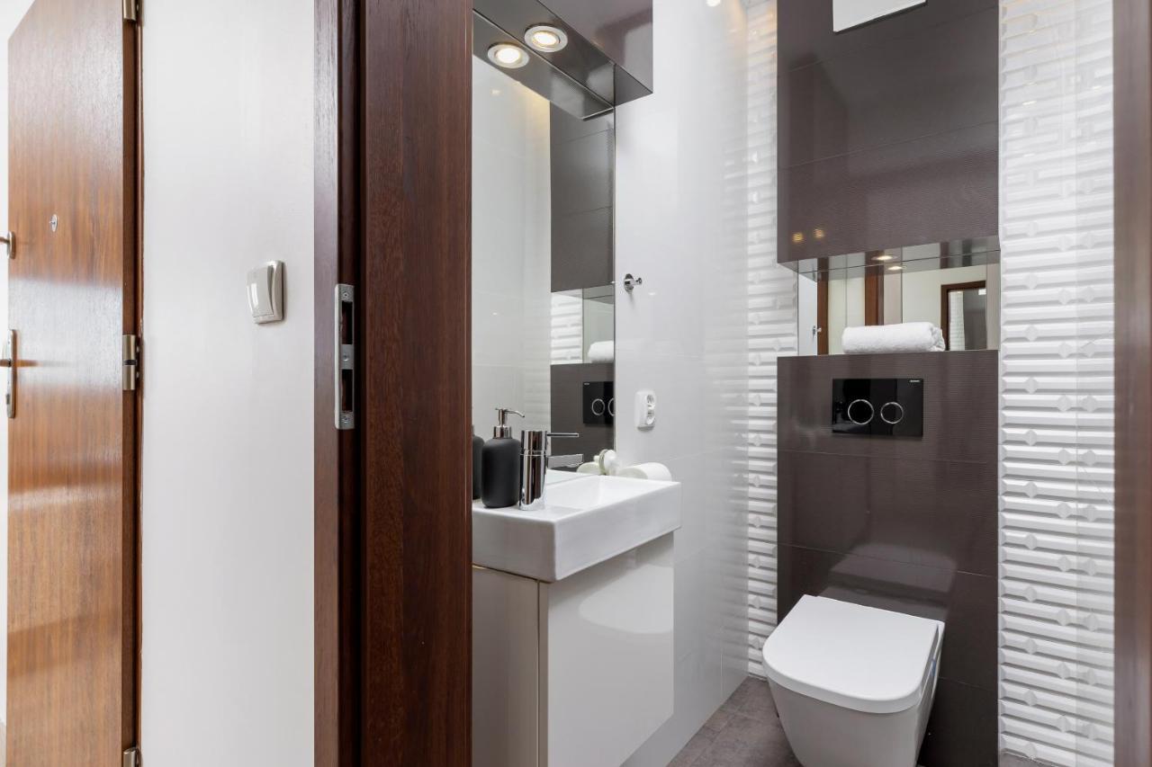Avia Apartment Three Bedroom Two Balcony Ac & Parking By Noclegi Renters Kraków Zewnętrze zdjęcie
