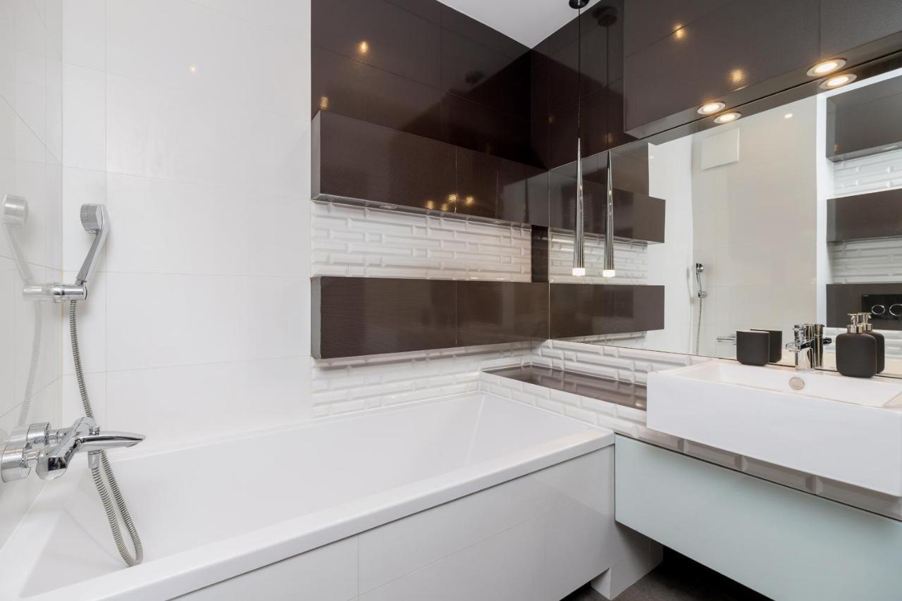 Avia Apartment Three Bedroom Two Balcony Ac & Parking By Noclegi Renters Kraków Zewnętrze zdjęcie