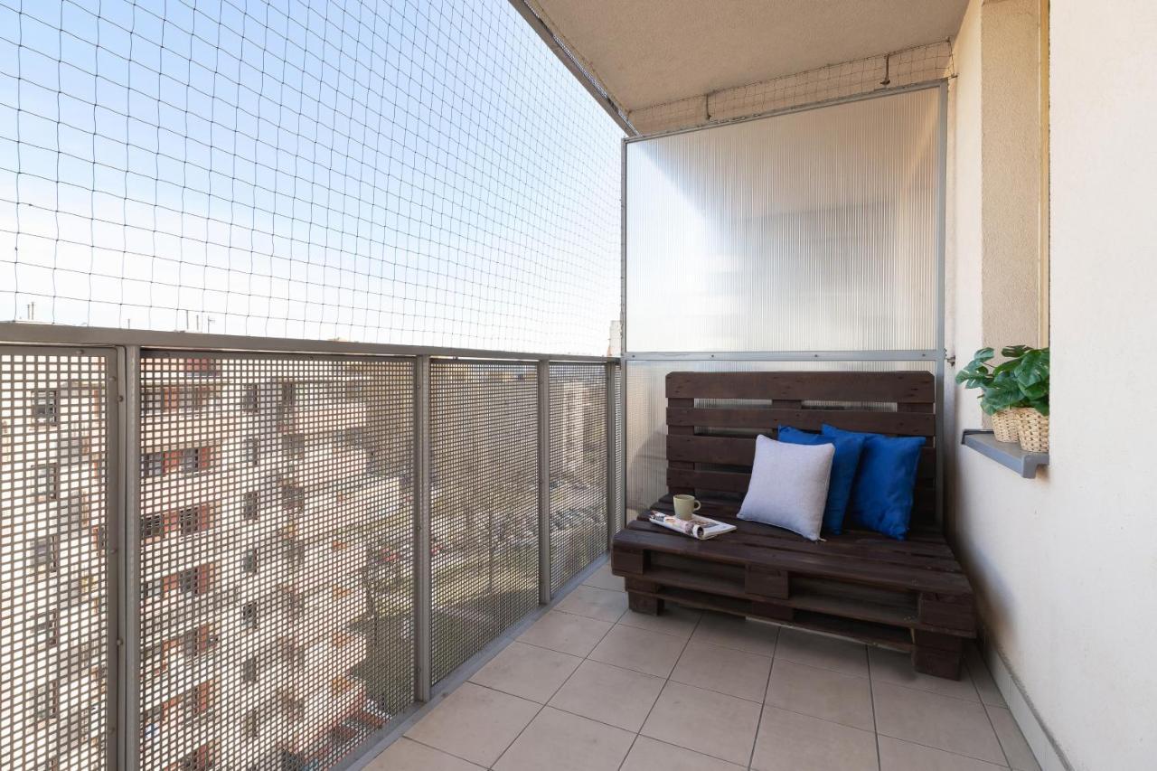 Avia Apartment Three Bedroom Two Balcony Ac & Parking By Noclegi Renters Kraków Zewnętrze zdjęcie