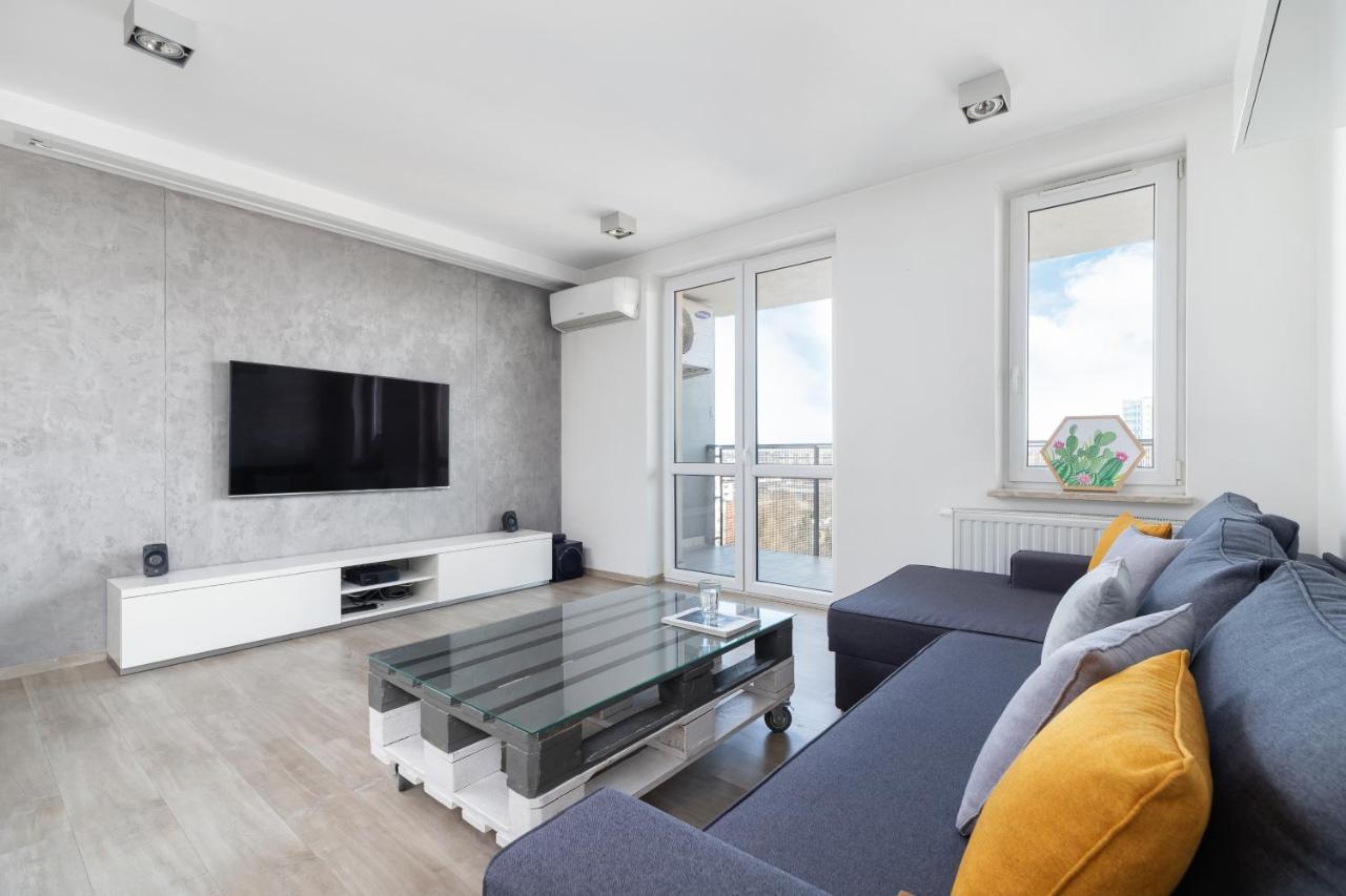 Avia Apartment Three Bedroom Two Balcony Ac & Parking By Noclegi Renters Kraków Zewnętrze zdjęcie