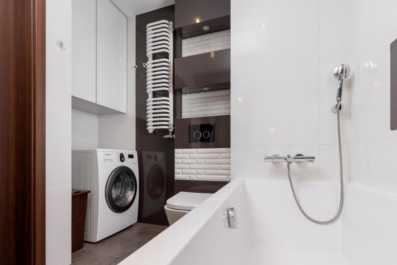 Avia Apartment Three Bedroom Two Balcony Ac & Parking By Noclegi Renters Kraków Zewnętrze zdjęcie