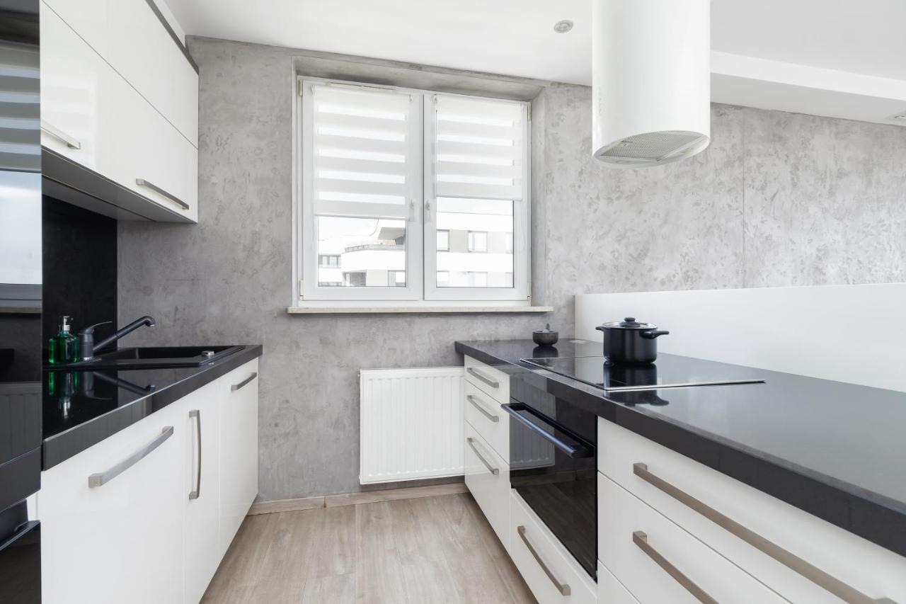 Avia Apartment Three Bedroom Two Balcony Ac & Parking By Noclegi Renters Kraków Zewnętrze zdjęcie