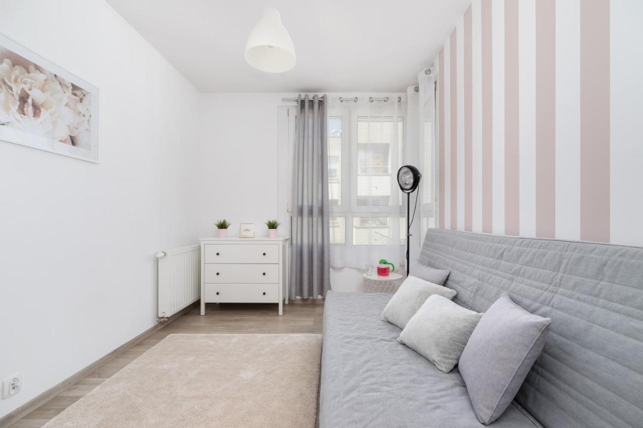 Avia Apartment Three Bedroom Two Balcony Ac & Parking By Noclegi Renters Kraków Zewnętrze zdjęcie