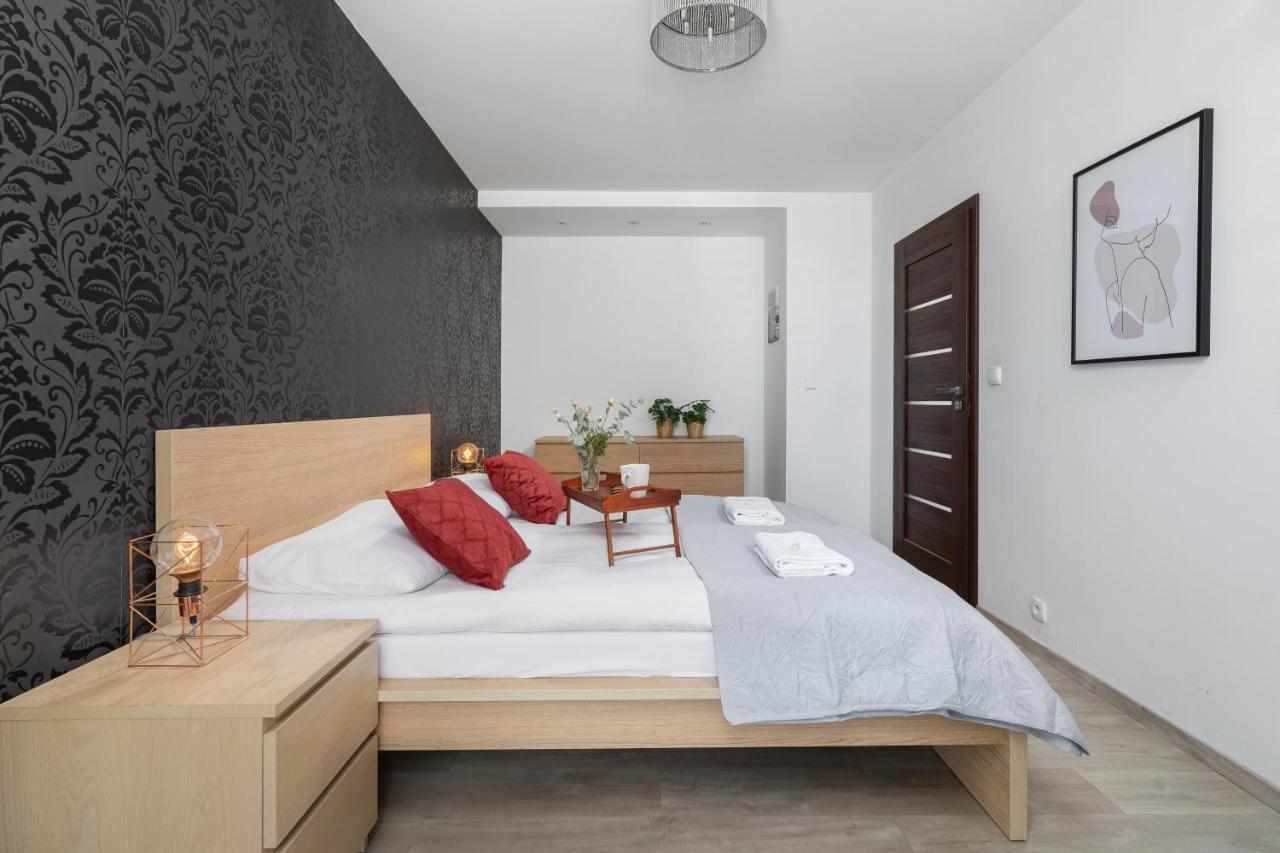 Avia Apartment Three Bedroom Two Balcony Ac & Parking By Noclegi Renters Kraków Zewnętrze zdjęcie