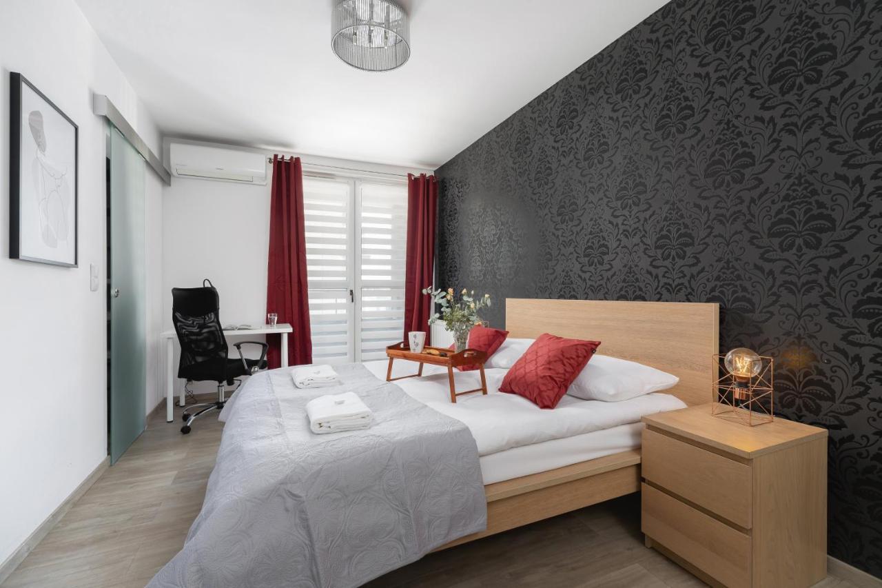 Avia Apartment Three Bedroom Two Balcony Ac & Parking By Noclegi Renters Kraków Zewnętrze zdjęcie