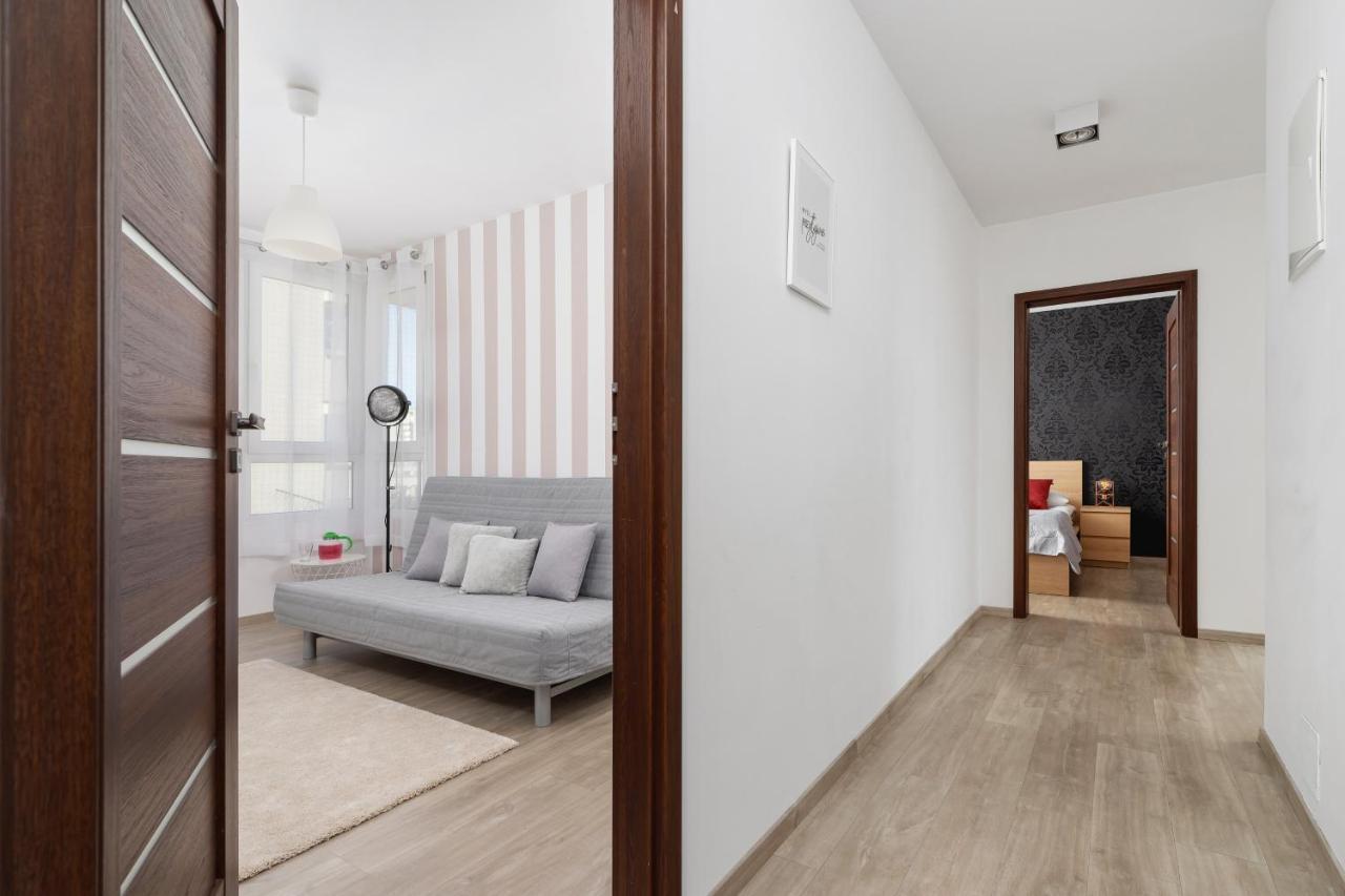 Avia Apartment Three Bedroom Two Balcony Ac & Parking By Noclegi Renters Kraków Zewnętrze zdjęcie